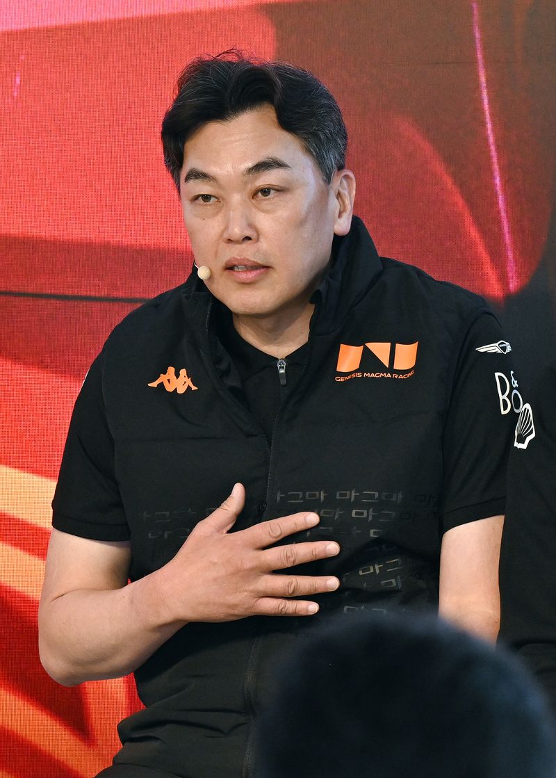 이시혁 제네시스사업본부장 전무가 12일(현지시간) 프랑스 르망 지역 라 사르트 서킷 내 '제네시스 호스피탈리티'에서 열린 제네시스 미디어 라운드 테이블에서 발언하는 모습. 제네시스 제공.