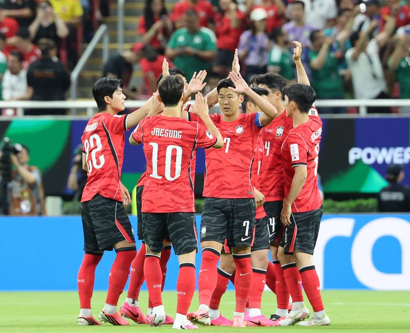 대한민국 축구국가대표팀 선수들이 11일(현지시간) 멕시코 할리스코주 사포판 과달라하라 스타디움에서 열린 2026 북중미 월드컵 A조 조별리그 1차전 대한민국과 체코 경기에서 하이파이브를 나누고 있다. 이날 경기는 대한민국 체코를 상대로 2-1로 승리했다. 뉴스1