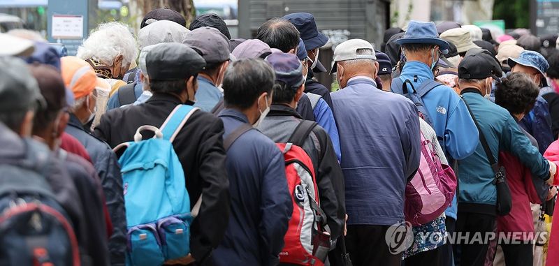 무료급식소 대기줄 (출처=연합뉴스)