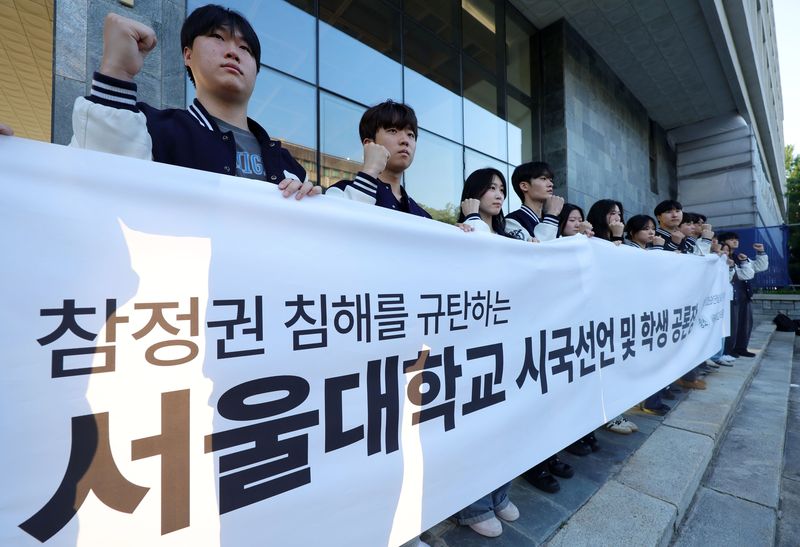 [서울=뉴시스] 홍효식 기자 = 서울대 단과대 학생회장들이 10일 오후 서울 관악구 서울대학교 아크로폴리스 광장에서 열린 참정권 침해를 규탄하는 시국선언 및 학생 공론장에서 철저한 진상 조사로 책임자들을 엄중 처벌하고 주권 침해에 대한 실효적 구제 대책 마련을 촉구하고 있다. 2026.06.10. yesphoto@newsis.com