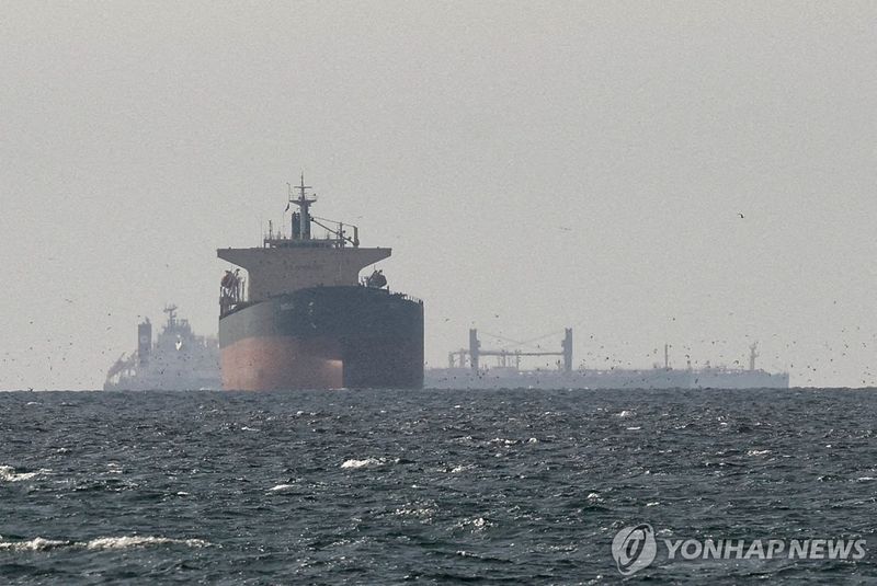 호르무즈 해협 인근에 정박 중인 화물선들 (출처=연합뉴스)