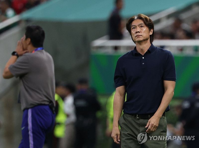 체코전 살피는 홍명보 감독 (출처=연합뉴스)