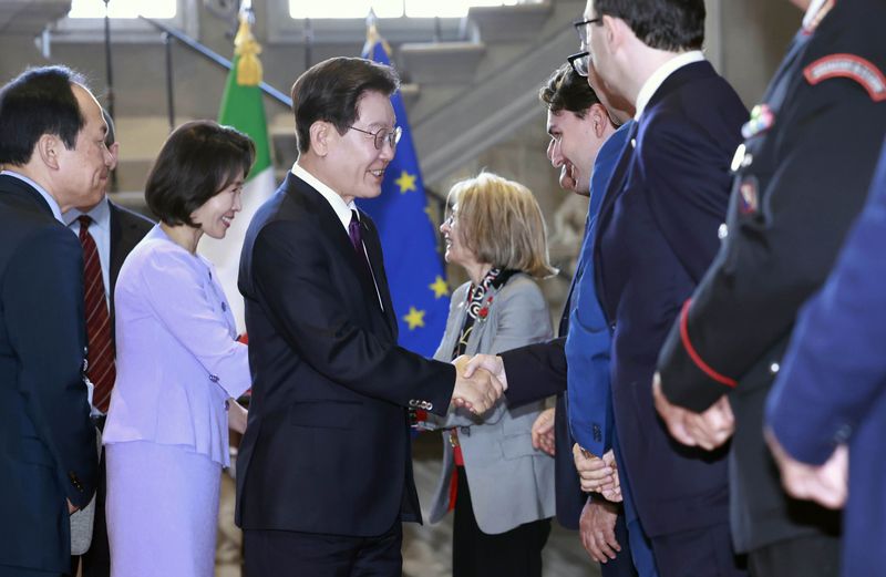 [피렌체=뉴시스] 최동준 기자 = G7 정상회의 참석 계기 이탈리아를 국빈 방문 중인 이재명 대통령과 김혜경 여사가 13일(현지 시간) 피렌체 우피치미술관에서 문화교류 협력 MOU를 마친 뒤 참석자들과 인사하고 있다. 2026.06.14. photocdj@newsis.com