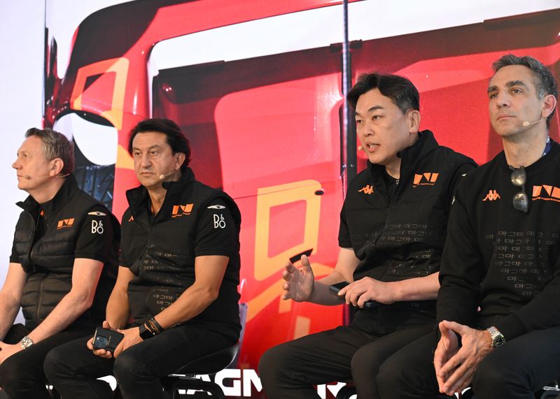 이시혁 제네시스사업본부장 전무가 12일 프랑스 르망에서 열린 제네시스 미디어 라운드 테이블에서 발언하는 모습(현대차그룹 제공)