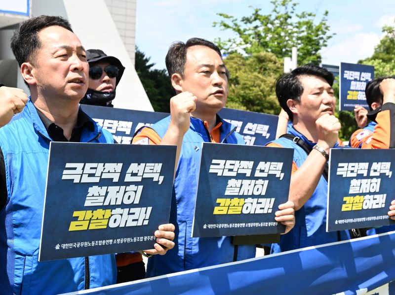 [광주=뉴시스] 이현행 기자 = 11일 오후 광주 서구 광주시청 앞에서 대한민국공무원노동조합총연맹 소방공무원노동조합이 광주소방본부 부조리 조직문화 타파와 고(故) 여성 소방공무원 사망사건 진상규명을 촉구하는 기자회견을 열고 있다. 2026.06.11. lhh@newsis.com