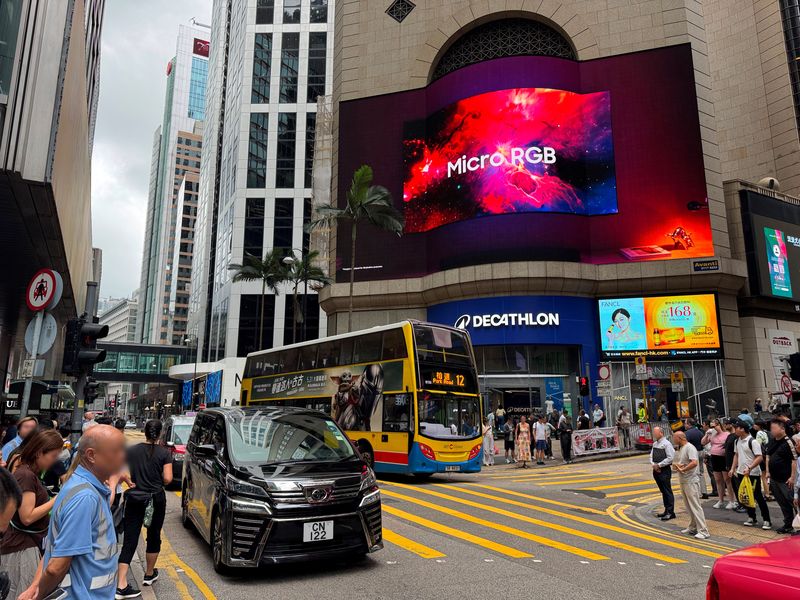 삼성전자가 영국 런던 피카딜리 광장에서 진행중인 '마이크로 RGB' TV 옥외광고. 삼성전자 제공