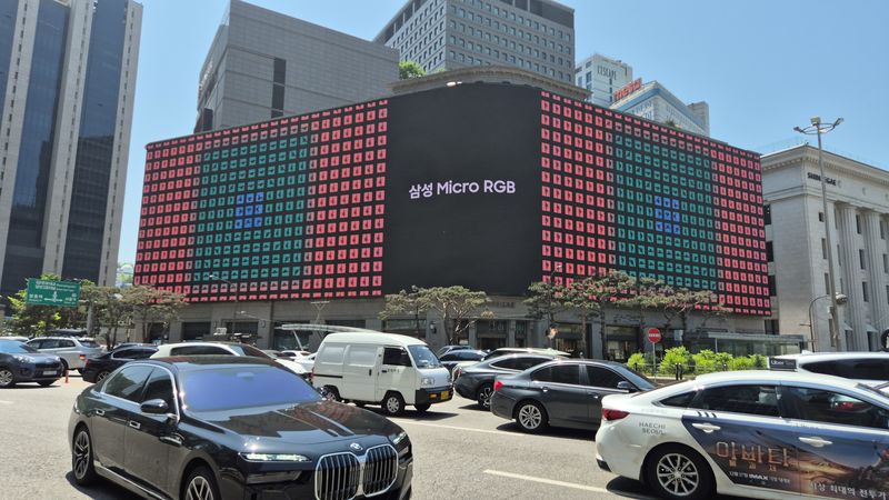 삼성전자가 명동 신세계스퀘어에서 진행중인 '마이크로 RGB' TV 옥외광고. 삼성전자 제공