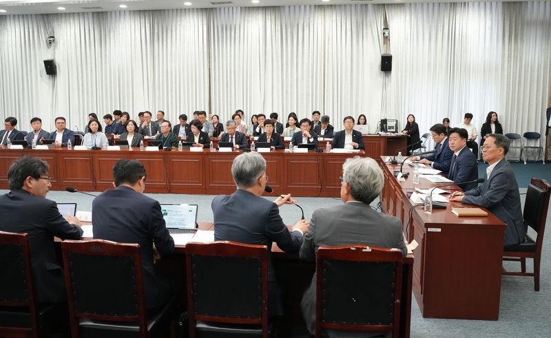 공동조직위원장인 오영훈 제주특별자치도지사가 지난 9일 제주도청 탐라홀에서 열린 ‘제21회 평화와 번영을 위한 제주포럼 준비상황 보고회’를 주재하고 있다. 제주도는 외교부, 행정시, 유관기관과 함께 행사 운영계획과 교통·안전·의전 지원체계를 점검했다. /사진=제주특별자치도 제공