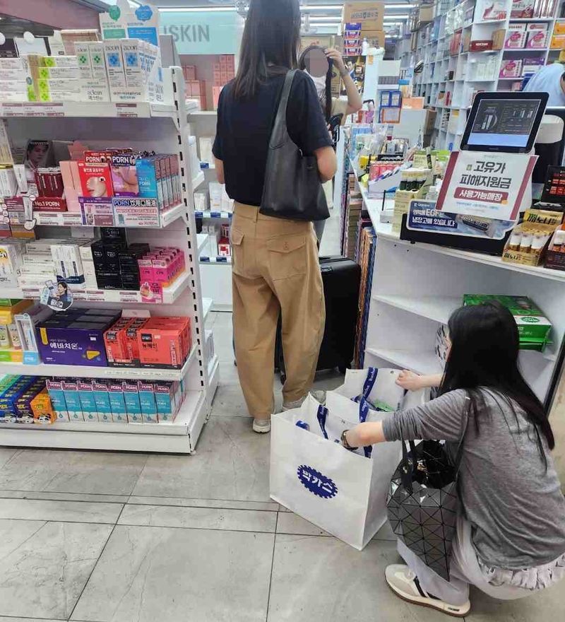 약국 쇼핑 중인 외국인들 (출처=연합뉴스)