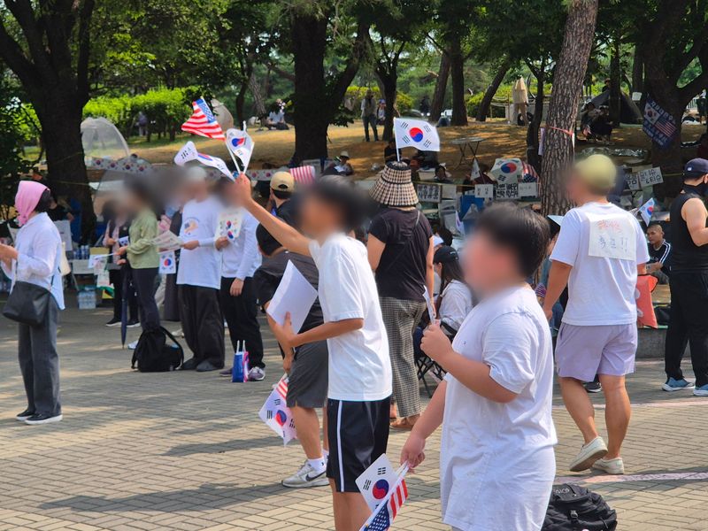 주말에도 집회 현장을 찾아 '참정권 수호'를 외치는 시민들. 사진=김예지 기자