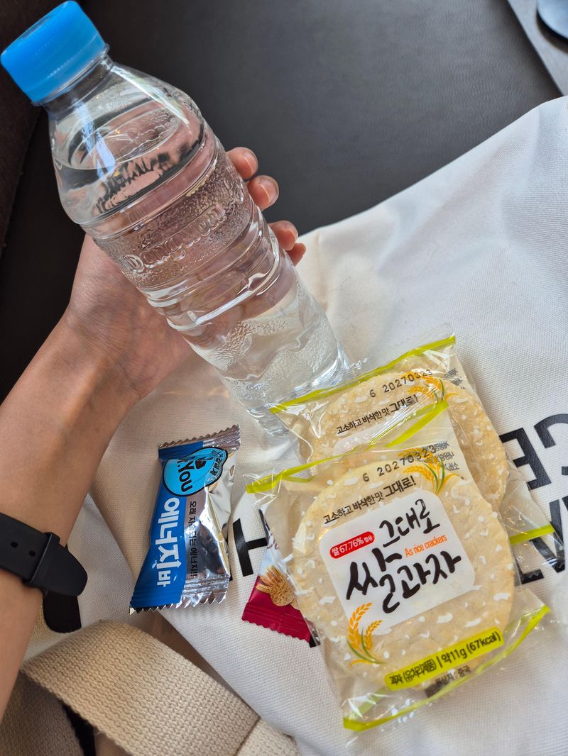 경기 김포에서 올라온 김모씨는 중학교 친구들과 사비로 간식과 물을 나눠주고 있었다. 사진=김예지 기자