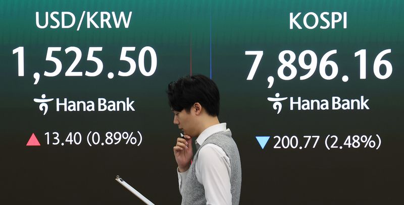 코스피가 장 초반 2%대 하락 출발한 10일 오전 서울 중구 하나은행 딜링룸 전광판에 코스피·환율 시황이 표시되고 있다. 2026.6.10 ⓒ 뉴스1 오대일 기자