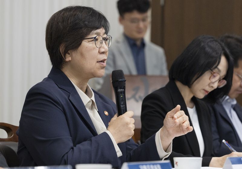 정은경 보건복지부 장관(왼쪽 첫번째)이 지난 11일 기자간담회에서 발언하고 있다. 사진=연합뉴스