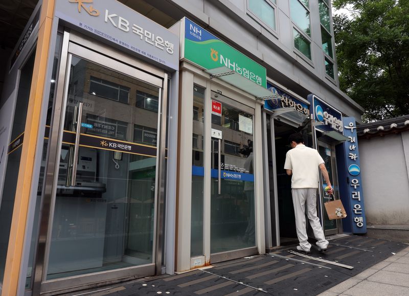 (서울=뉴스1) 김진환 기자 = 증시 활황 속 '빚투'(빚내서 투자) 수요가 폭증하면서 주요 은행의 신용대출 잔액이 열흘 만에 1조6000억원 넘게 불어났다. 특히 마이너스통장 사용이 급증하며 증가세를 주도하자 은행들은 이번 주부터 한도 조정 등 자율 규제에 나섰다. 대출 수요가 몰리면서 금리도 치솟아 주택담보대출 금리 상단은 7%, 신용대출 금리 상단은 6%를 넘어 차주 부담이 커질 전망이다. 사진은 14일 서울 시내 시중은행 ATM기기 모습. 2026.6.14/뉴스1 /사진=뉴스1화상