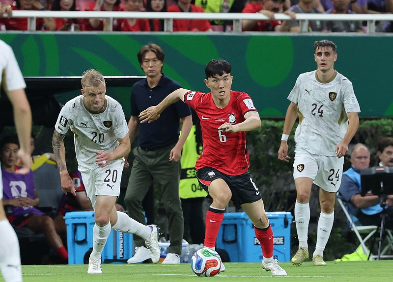 대한민국 축구국가대표팀 황인범이 11일(현지시간) 멕시코 할리스코주 사포판 과달라하라 스타디움에서 열린 2026 북중미 월드컵 A조 조별리그 1차전 대한민국과 체코 경기에서 드리블을 하고 있다. 이날 경기는 대한민국 체코를 상대로 2-1로 승리했다. 2026.6.12 ⓒ 뉴스1 임세영 기자