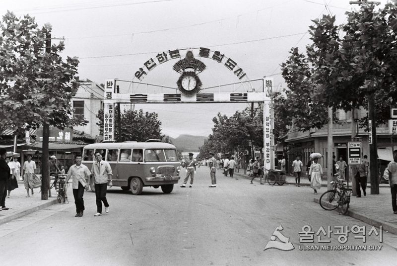 1960년대 울산 시계탑 사거리. 이곳의 시계탑은 1966년 울산 라이온스클럽이 창립 1주년을 맞아 건립했고 이후 울산시에 기증했다. 울산시 제공