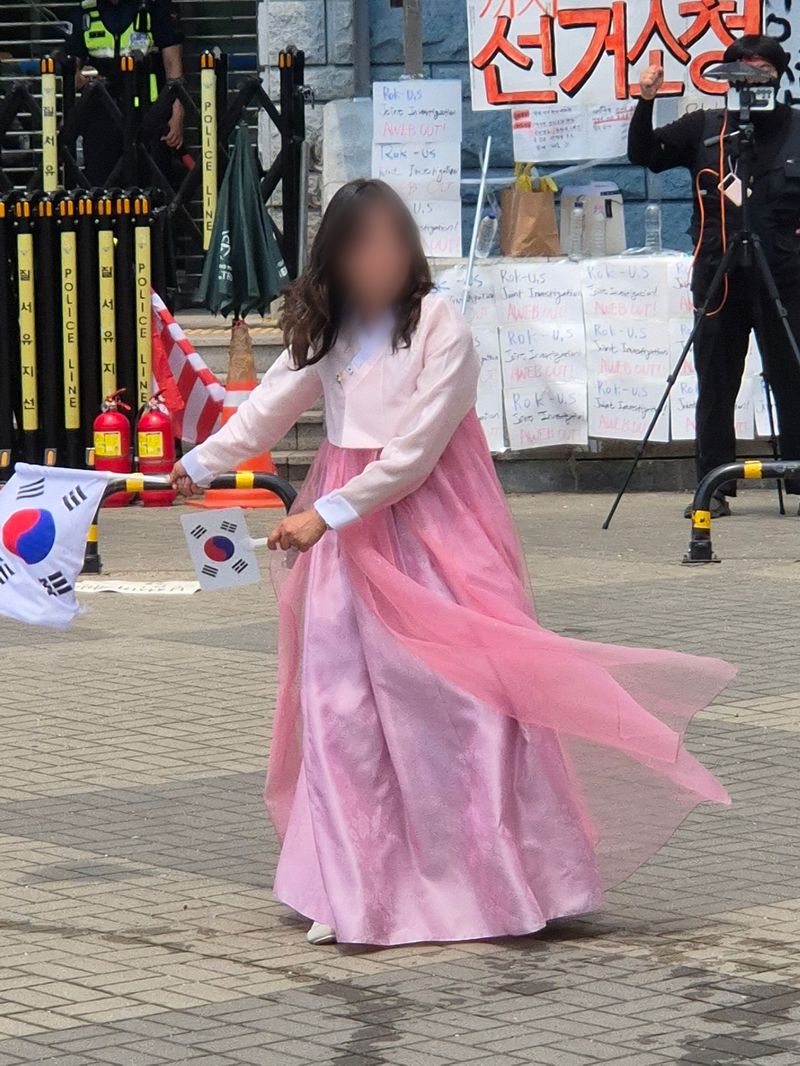 분홍색 한복을 입고 선두에서 구호를 외치던 여성. 사진=김예지 기자