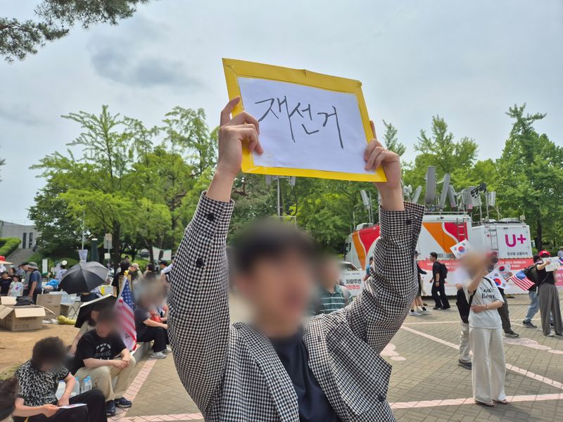 서울 서초구에서 온 이모씨가 구호를 외치고 있다. 이씨는 주말도 반납하고 두 번째로 집회에 참가했다. 사진=김예지 기자
