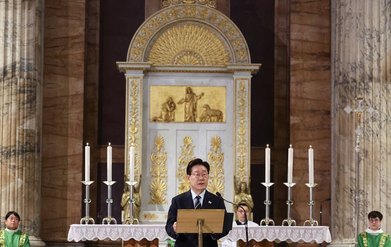 이재명 대통령이 14일(현지시간) 이탈리아 로마 성 바오로 대성전에서 열린 '평화와 연대를 위한 특별 미사'에서 기념연설을 하고 있다. 연합뉴스