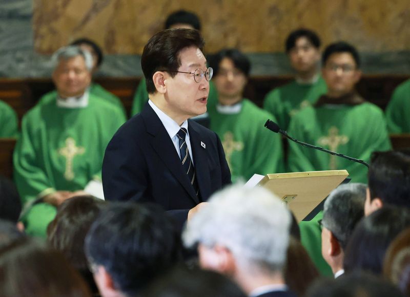 이재명 대통령이 14일(현지시간) 로마 성 바오로 대성당에서 열린 평화와 연대를 위한 특별미사에서 기념 연설을 하고 있다. 뉴시스