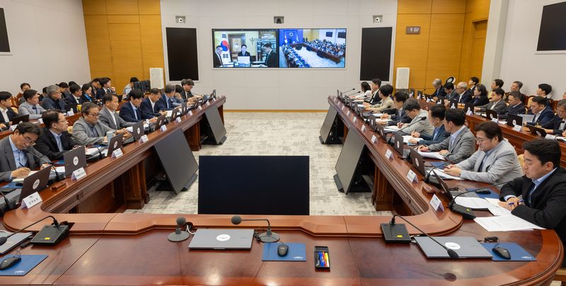 14일 청와대에서 이탈리아를 국빈방문 중인 이재명 대통령이 화상회의로 주재하는 수석보좌관회의가 진행되고 있다. 청와대 제공