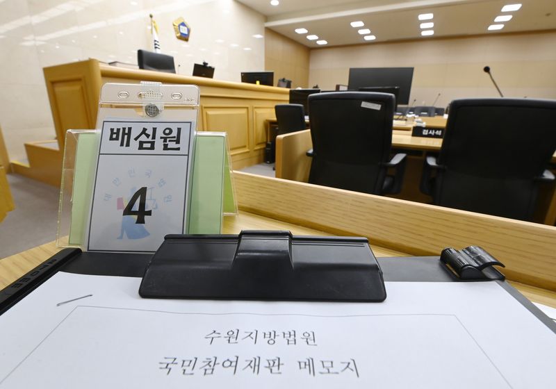 [수원=뉴시스] 김종택 기자 = 검사실 술파티 의혹과 관련해 위증 혐의로 기소된 이화영 전 경기도평화부지사에 대한 국민참여재판 준비절차가 1년 2개월 만에 마무리됐다.재판부는 8일부터 배심원 선정을 시작으로 역대 최장기 국민참여재판 절차에 돌입한다.사진은 5일 경기 수원시 영통구 수원지방법원 204호 법정 모습. 2026.06.05. jtk@newsis.com