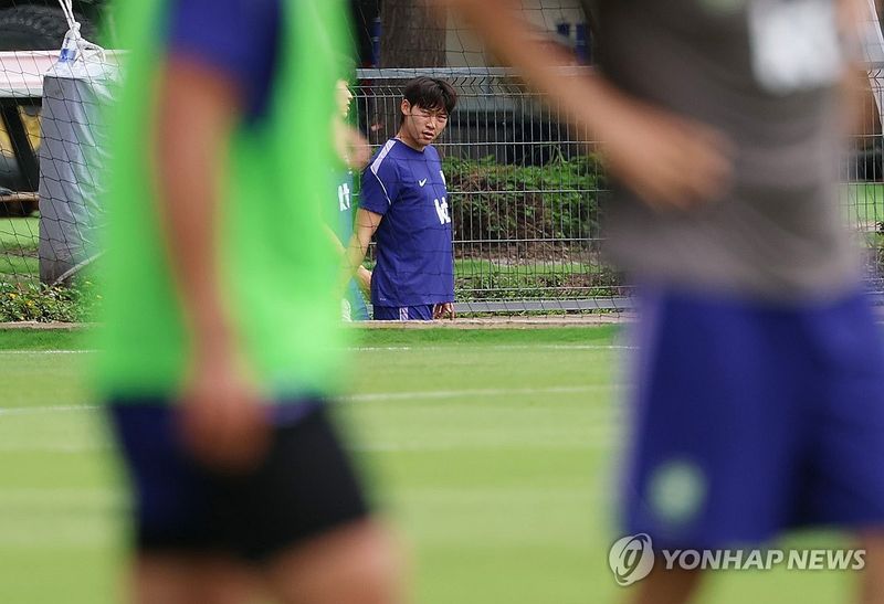 몸 푸는 배준호와 김태현 (출처=연합뉴스)