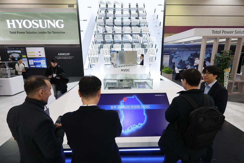 [서울=뉴시스] 황준선 기자 = 4일 서울 강남구 코엑스에서 개막한 2026 코리아빌드위크·일렉스 코리아 2026를 찾은 관람객들이 효성중공업 부스를 둘러보고 있다. 2026.02.04. hwang@newsis.com