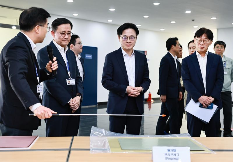 [서울=뉴시스] 김정관 산업통상부 장관이 13일 경기도 안산시 반월·시화산단 내 소재한 반도체 패키징 소재(PCB 기판) 생산 기업인 대덕전자를 방문하여 관계자로부터 회사 운영현황 및 애로사항을 청취하고 석유화학 품목의 생산·수급 상황을 점검하였다. (사진=산업통상부 제공). 2026.04.13. photo@newsis.com *재판매 및 DB 금지