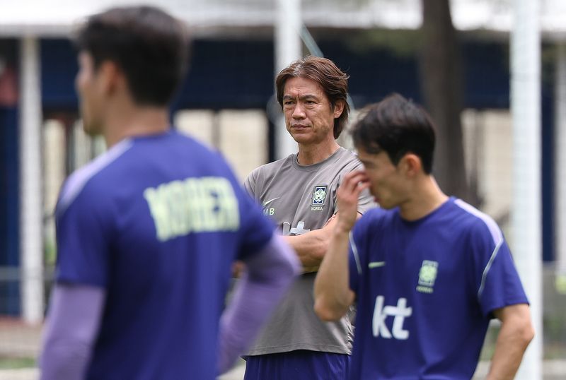 한국 축구 국가대표팀 홍명보 감독이 14일(현지시간) 멕시코 과달라하라 인근 사포판에 위치한 베이스캠프 훈련장 치바스 바예 베르데에서 훈련하는 선수들을 지켜보고 있다. 2026.6.15 ⓒ 뉴스1 박지혜 기자