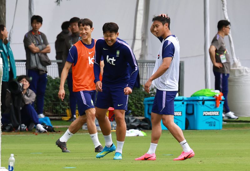 2026 북중미 월드컵에 출전하는 대한민국 축구 국가대표팀 이재성(왼쪽부터), 손흥민, 백승호가 15일(현지시간) 멕시코 과달라하라 인근 사포판에 위치한 베이스캠프 훈련장 치바스 바예 베르데에서 훈련 중 환하게 웃고 있다. 2026.6.15 ⓒ 뉴스1 임세영 기자