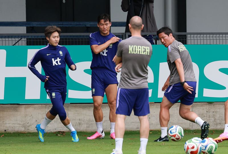 2026 북중미 월드컵에 출전하는 대한민국 축구 국가대표팀 이강인, 오현규가 15일(현지시간) 멕시코 과달라하라 인근 사포판에 위치한 베이스캠프 훈련장 치바스 바예 베르데에서 훈련을 하고 있다. 2026.6.15 ⓒ 뉴스1 임세영 기자