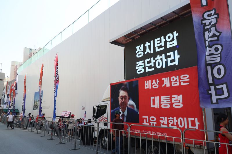 [과천=뉴시스] 고승민 기자 = 윤석열 전 대통령이 반란 혐의 피의자 신분으로 2차 종합특검에 출석한 13일 경기 과천 2차 종합특검팀 앞에서 지지자들이 집회를 하고 있다. 2026.06.13. kkssmm99@newsis.com