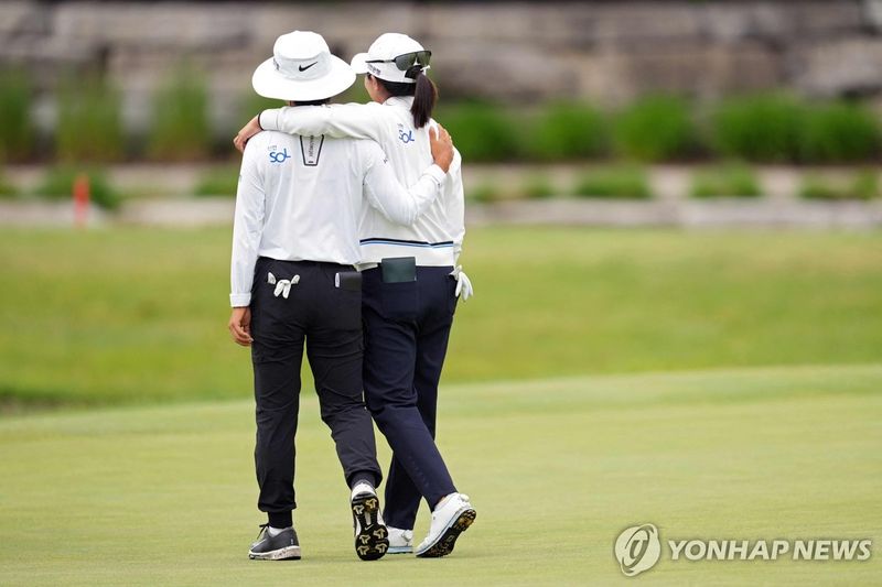 공동 3위를 차지한 임진희와 이소미 (출처=연합뉴스)