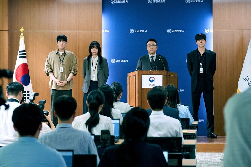 참교육'은 동명 네이버웹툰을 원작으로 한 10부작 시리즈로, 무너진 교육 현장을 바로잡기 위해 설립된 '교권보호국'의 활약을 그린 학원 액션·사회 드라마다. 넷플릭스 제공