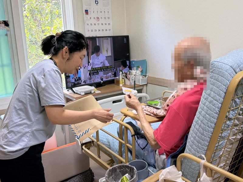 홍천군 고유가 피해 지원금 TF팀이 요양원 등으로 찾아가는 신청 서비스를 진행하고 있다. 홍천군 제공