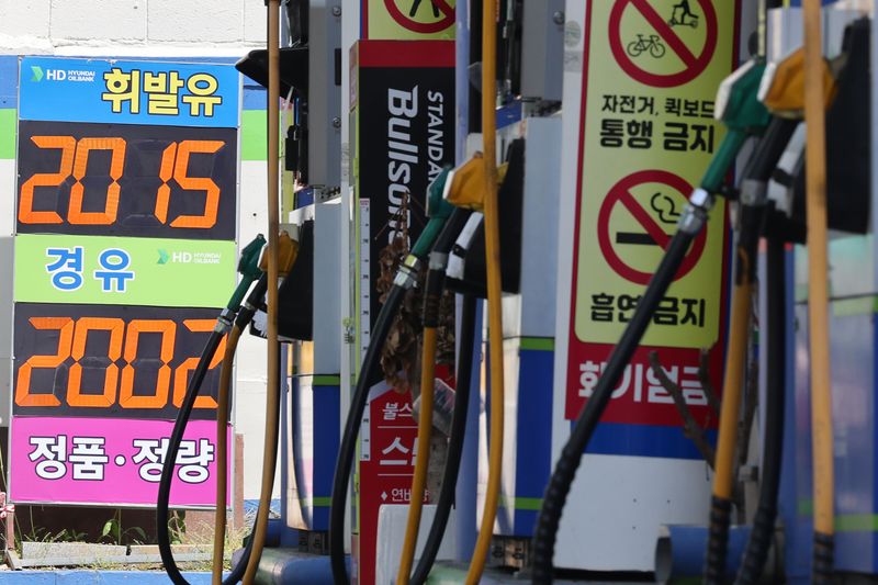 지난 4월 19일 서울 시내 한 주유소에 게시된 유가 정보. 뉴시스