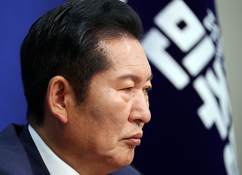 정청래 더불어민주당 대표가 15일 여의도 국회에서 열린 최고위원회의에서 생각에 잠겨 있다. 뉴시스