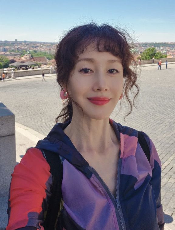 김지수, 53세 믿기지 않는 동안 미모…프라하 밝히는 비주얼
