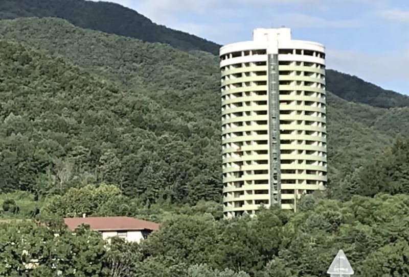 경영난으로 20년간 방치되고 있는 충주호 리조트 건물(자료사진)