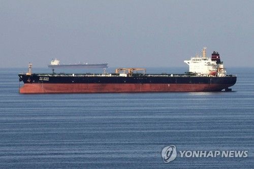 호르무즈 해협 통과하는 유조선 (출처=연합뉴스)