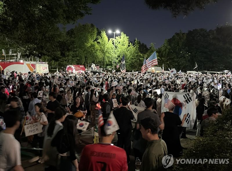 잠실개표소 시위 금요일밤 또 커져 (출처=연합뉴스)