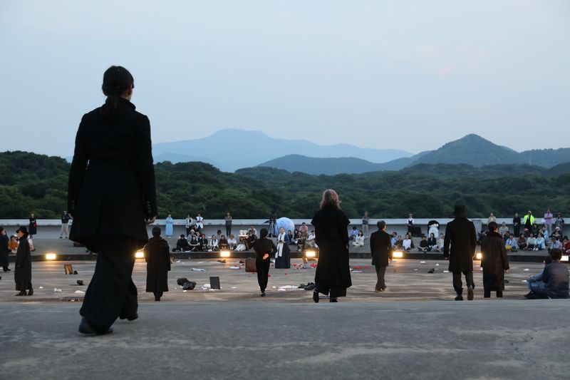 제주돌문화공원 개원 20주년 기념 야외 침묵극 ‘우리가 서로 알 수 없었던 시간’ 공연 현장. 배우 박정자 등 30여명이 출연한 이번 공연은 제주의 자연과 예술적 서사를 결합해 관람객에게 깊은 인상을 남겼다. /사진=제주특별자치도 돌문화공원관리소 제공