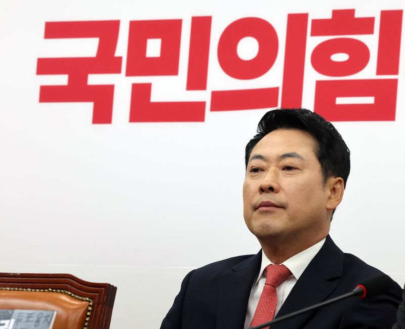 장동혁 국민의힘 대표가 15일 오전 서울 여의도 국회에서 열린 최고위원회의에서 생각에 잠겨 있다. 뉴스1