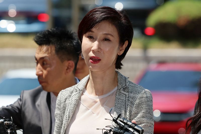 [서울=뉴시스] 조성우 기자 = 노소영 아트센터 나비 관장이 15일 서울 서초구 서울고등법원에서 열린 최태원 SK그룹 회장과의 재산 분할 파기환송심 2차 조정 기일에 출석하고 있다. 2026.06.15. xconfind@newsis.com