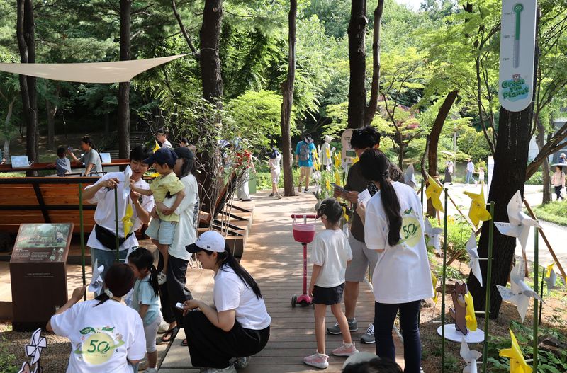 현대위아 임직원 가족과 시민들이 지난 13일 서울시 성동구 서울숲에서 열린 현대위아 '그린 더 플래닛(Green the Planet)' 캠페인에 참여하는 모습. 현대위아 제공