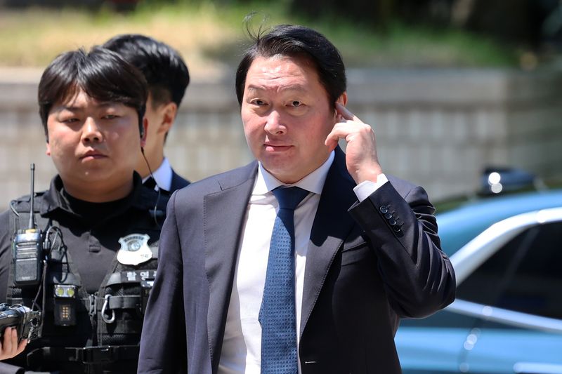 [서울=뉴시스] 조성우 기자 = 최태원 SK그룹 회장이 15일 서울 서초구 서울고등법원에서 열린 노소영 아트센터 나비 관장과의 재산 분할 파기환송심 2차 조정 기일에 출석하고 있다. 2026.06.15. xconfind@newsis.com