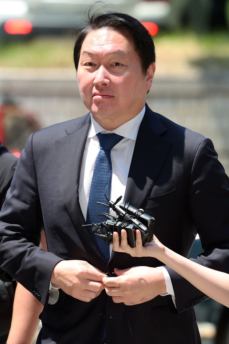 [서울=뉴시스] 조성우 기자 = 최태원 SK그룹 회장이 15일 서울 서초구 서울고등법원에서 열린 노소영 아트센터 나비 관장과의 재산 분할 파기환송심 2차 조정 기일에 출석하고 있다. 2026.06.15. xconfind@newsis.com