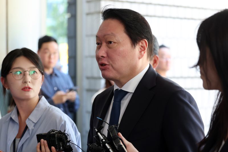 [서울=뉴시스] 조성우 기자 = 최태원 SK그룹 회장이 15일 서울 서초구 서울고등법원에서 열린 노소영 아트센터 나비 관장과의 재산 분할 파기환송심 2차 조정 기일에 출석하고 있다. 2026.06.15. xconfind@newsis.com