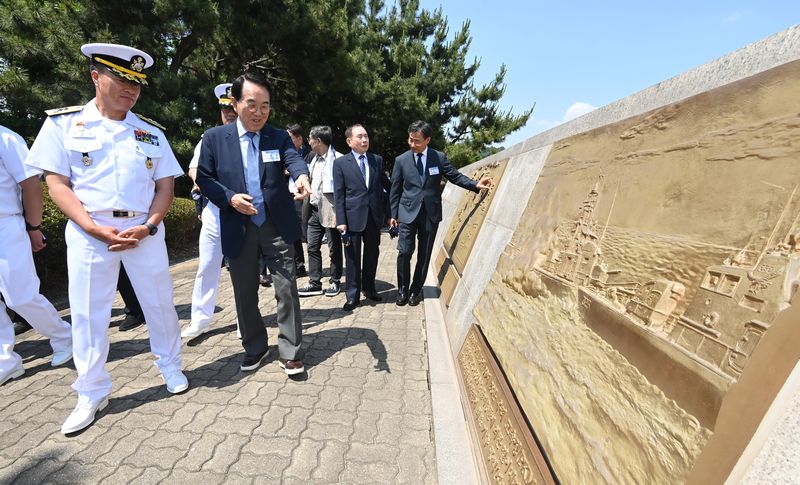제1연평해전 승전 27주년 기념식이 열린 지난 6월 15일 경기 평택시 해군2함대사령부에서 이재섭 해군2함대사령관과 참전용사들이 전승비를 살펴보고 있다. 이날 기념식은 당시 지휘관 및 참전용사, 2함대 장병 등 200여명이 참석해 제1연평해전의 승리를 기념하고 서해수호 의지를 다졌다. 뉴시스